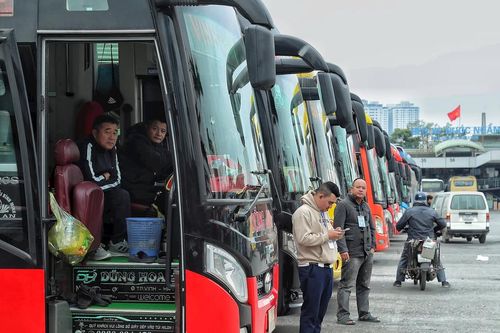 Đủ xe, người dân yên tâm về quê đón Tết