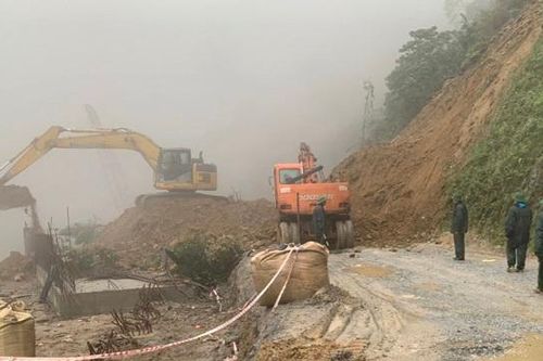 Hà Tĩnh: Gấp rút giải tỏa sạt lở đường lên Cửa khẩu Cầu Treo