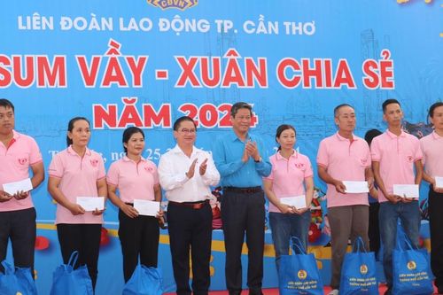 'Tết sum vầy-Xuân chia sẻ' - những phần quà ý nghĩa đến công nhân
