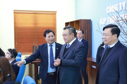 Chủ tịch Hà Nội thăm Công ty nước sạch Hà Nội và Phòng Cảnh sát QLHCTTXH