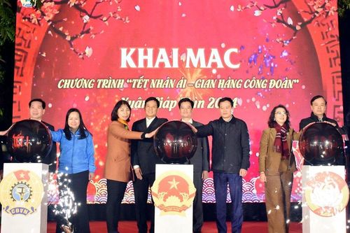 'Tết nhân ái -Gian hàng công đoàn' quận Đống Đa: Sẻ chia với người lao động