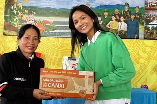 Gia đình H'Hen Niê trồng lúa tặng bà con vùng biên dịp Tết