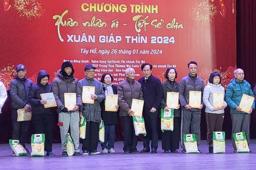 Quận Tây Hồ tổ chức ngày hội 'Xuân nhân ái, Tết sẻ chia'