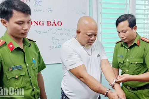 Kiên Giang: Bắt giam người đàn ông ngồi xe jeep đốt pháo sáng gây náo loạn đường phố