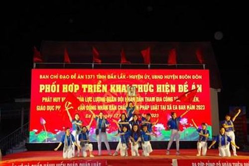 Những người lính 'cõng luật' lên non