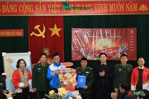 Nhiều phần quà thiết thực trong Chương trình 'Tết sẻ chia, năm Rồng khởi sắc'