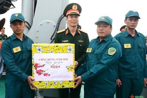Trung tướng Nguyễn Trọng Bình thăm, chúc Tết tại Vùng 3 Hải quân và Hải đội dân quân thường trực Đà Nẵng