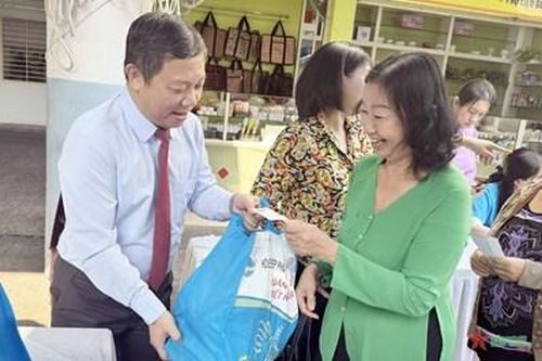 Chương trình 'Xuân yêu thương - Tết nghĩa tình' chăm lo 70.000 phụ nữ, trẻ em