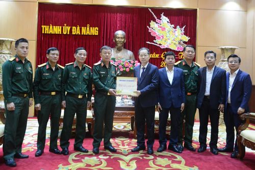Bộ Tư lệnh Quân khu 5 chúc Tết Đảng bộ, chính quyền và nhân dân TP Đà Nẵng