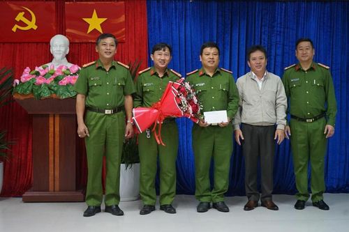 Khen thưởng đột xuất CAQ Ngũ Hành Sơn về thành tích bắt giữ 2 đối tượng mua bán số lượng lớn và 3 đối tượng tổ chức sử dụng trái phép các chất ma túy