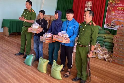 Công an thành phố Gia Nghĩa tuyên truyền pháp luật và trao tặng 115 phần quà cho các hộ đồng bào dân tộc thiểu số