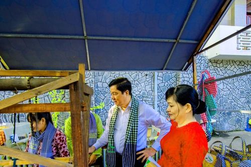 TP Cần Thơ: Du khách trải nghiệm làm nghệ nhân tại chương trình 'Sắc xuân miệt vườn'