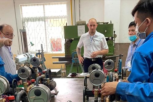 Cả ngàn sinh viên mòn mỏi chờ thi bằng nghề quốc tế