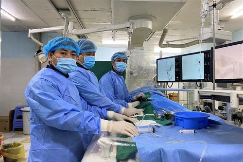 Bác sĩ BVĐK Bình Định nghiên cứu công nghệ điều trị nhồi máu não cấp