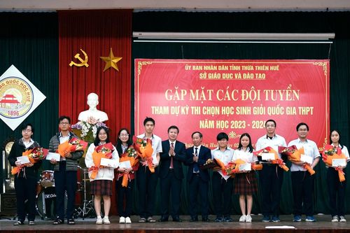Một trường THPT ở Thừa Thiên Huế có 74 học sinh đạt giải học sinh giỏi quốc gia