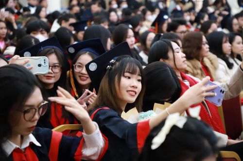 Hơn 300 học viên, sinh viên Học viện Phụ nữ Việt Nam được nhận bằng tốt nghiệp