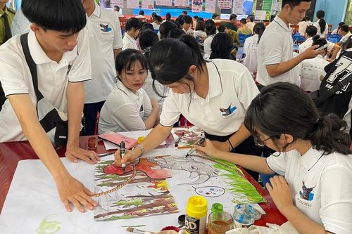 Học sinh vẽ tranh lên án hành vi buôn bán động vật hoang dã trái phép