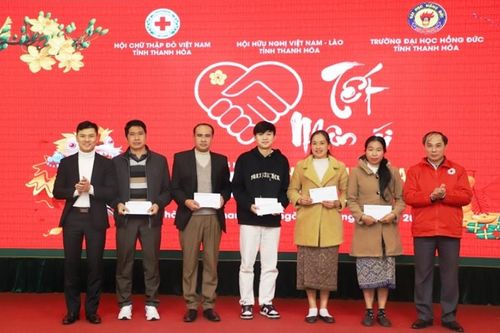 Hơn 200 sinh viên Lào ở Thanh Hóa phấn khởi nhận quà Tết