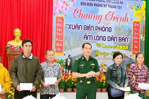 Chương trình 'Xuân Biên phòng - Ấm lòng dân bản' thắm tình quân dân nơi biên giới