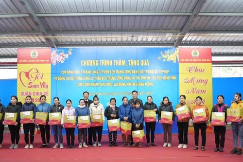 Bộ trưởng Lê Thành Long tặng quà Tết cho công nhân lao động và gia đình chính sách tại Thanh Hóa
