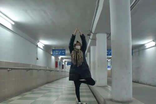 Hà Nội: Sáng tinh mơ, người dân chui xuống hầm đi bộ để đạp xe và tập thể dục tránh rét