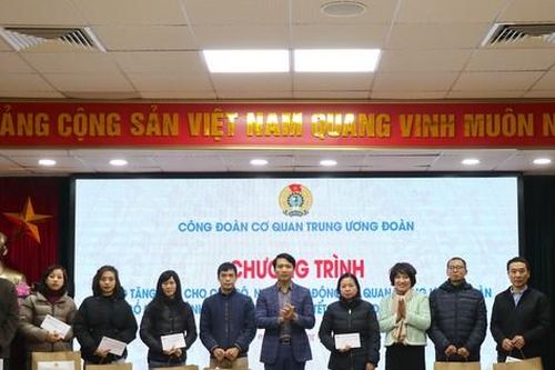 Trung ương Đoàn trao quà cho 30 cán bộ có hoàn cảnh khó khăn dịp Tết Nguyên đán 2024