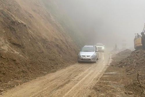 Xử lý hơn 1.000m3 đất đá tràn lấp, đường lên Cửa khẩu Cầu Treo thông tuyến trở lại