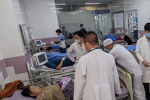 Hàng chục người ở Sóc Trăng nhập viện, nghi ngộ độc sau khi ăn bánh mì