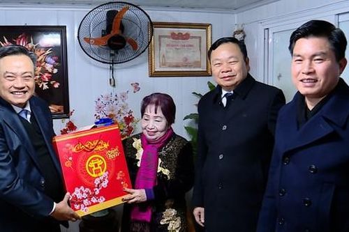 Lãnh đạo thành phố Hà Nội chúc Tết gia đình chế độ chính sách