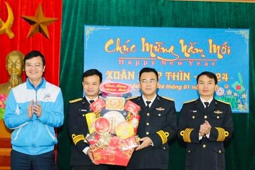 Thắm tình 'Xuân biên giới - Tết biển đảo' tại Nghệ An