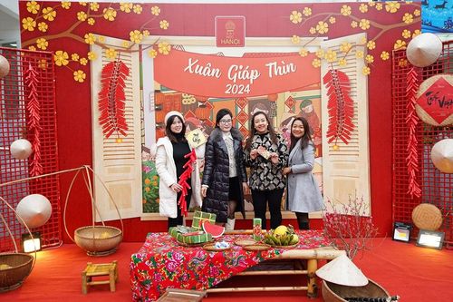 Sinh viên nước ngoài hứng thú với các trò chơi truyền thống trong dịp Tết Nguyên đán tại Việt Nam