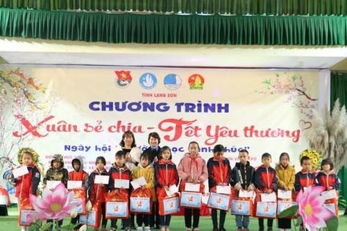Trao nhiều phần quà Tết cho nhân dân và học sinh nghèo xứ Lạng