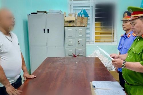 Bắt giam đối tượng gây náo loạn trước trung tâm thương mại