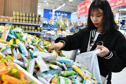 Dân 'thắt chặt hầu bao', siêu thị lớn cũng than ế nặng
