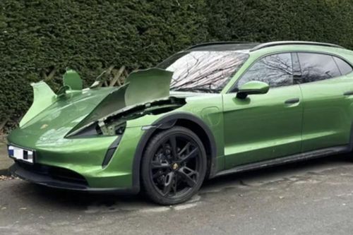 Porsche Taycan Cross Turismo 'tan tác' sau khi bị trộm xé toạc lấy hai đèn pha