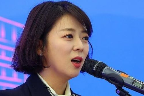 Nữ nghị sĩ Hàn Quốc bị đập đá vào đầu giữa đường phố Seoul