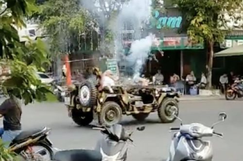 Bắt đối tượng đi xe Jeep đốt pháo sáng, 'múa' côn nhị khúc giữa phố