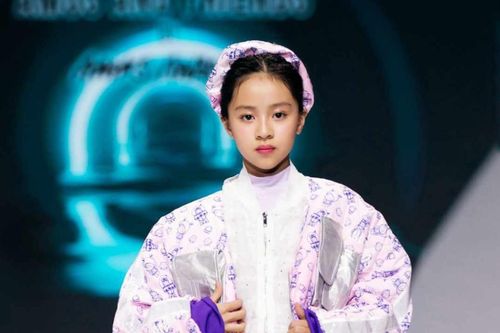 Vũ Lê Thư biến hóa như tắc kè hoa trên sàn diễn thời trang