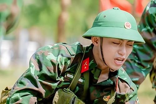Ca sĩ Mono khóc nghẹn vì gặp rắn