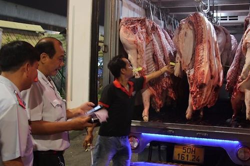 TP.HCM: Xuyên đêm kiểm tra an toàn thực phẩm dịp Tết ở chợ đầu mối