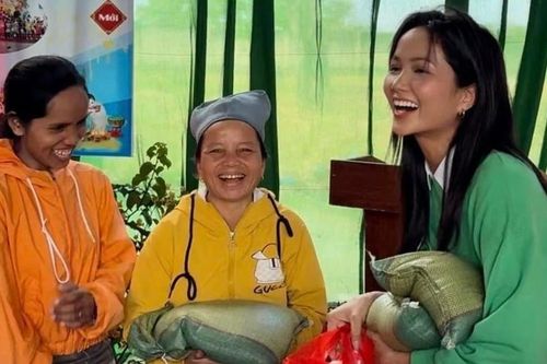 H'Hen Niê tặng gạo nhà trồng cho bà con biên giới dân tộc dịp Tết