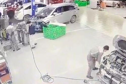 Nổ bình đựng dầu tại đại lý Toyota sông Lam