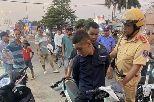 Người dân mưu trí, dũng cảm bắt kẻ trộm xe mô tô