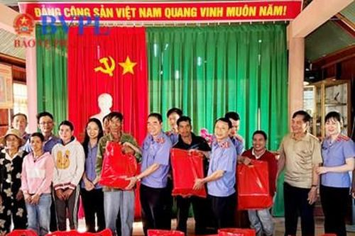 VKSND TP. Buôn Ma Thuột thăm và tặng quà tết 18 hộ đặc biệt khó khăn