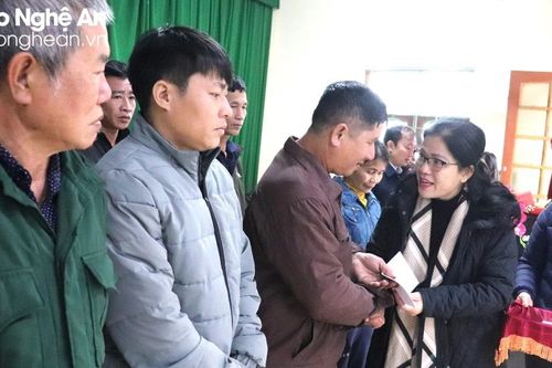 Bí thư Đảng ủy Khối Các cơ quan tỉnh trao quà và nhà ở cho người nghèo nhân dịp Tết Nguyên đán 2024