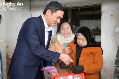 Phó Bí thư Tỉnh ủy thăm, chúc Tết đồng bào, chiến sĩ tại huyện Quỳnh Lưu và TX. Hoàng Mai