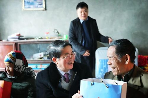 Bắc Giang: Những món quà Tết nghĩa tình trao tặng hộ nghèo, gia đình chính sách