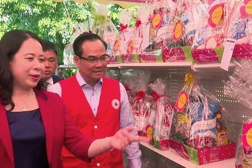 Long An: 'Chợ Tết 0 đồng' mang Tết ấm đến với người có hoàn cảnh khó khăn