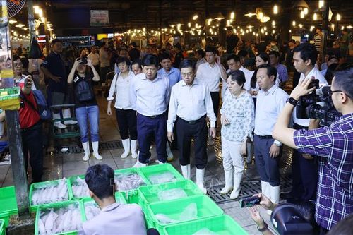 Kiểm tra tình hình cung ứng hàng hóa và an toàn thực phẩm Tết