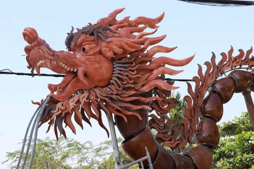 Độc đáo hai con rồng làm bằng lu, hũ ở Bình Dương